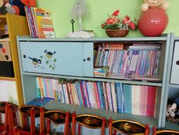Библиотека находится в методическом кабинете. Доступна для воспитанников, в том числе для инвалидов и лиц с ограниченными возможностями здоровья